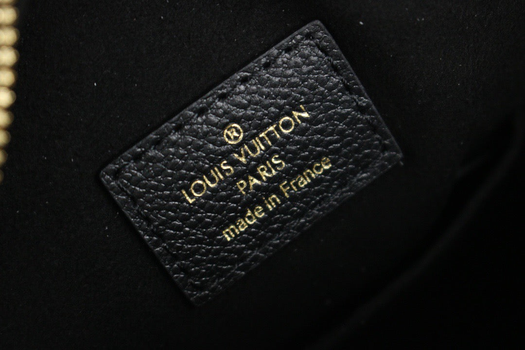 Bolsos negros y blanquecinos
