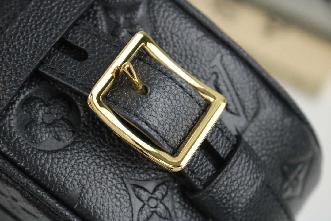 Bolsos negros y blanquecinos