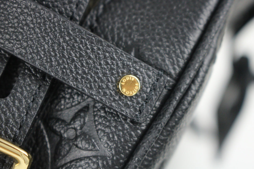 Bolsos negros y blanquecinos