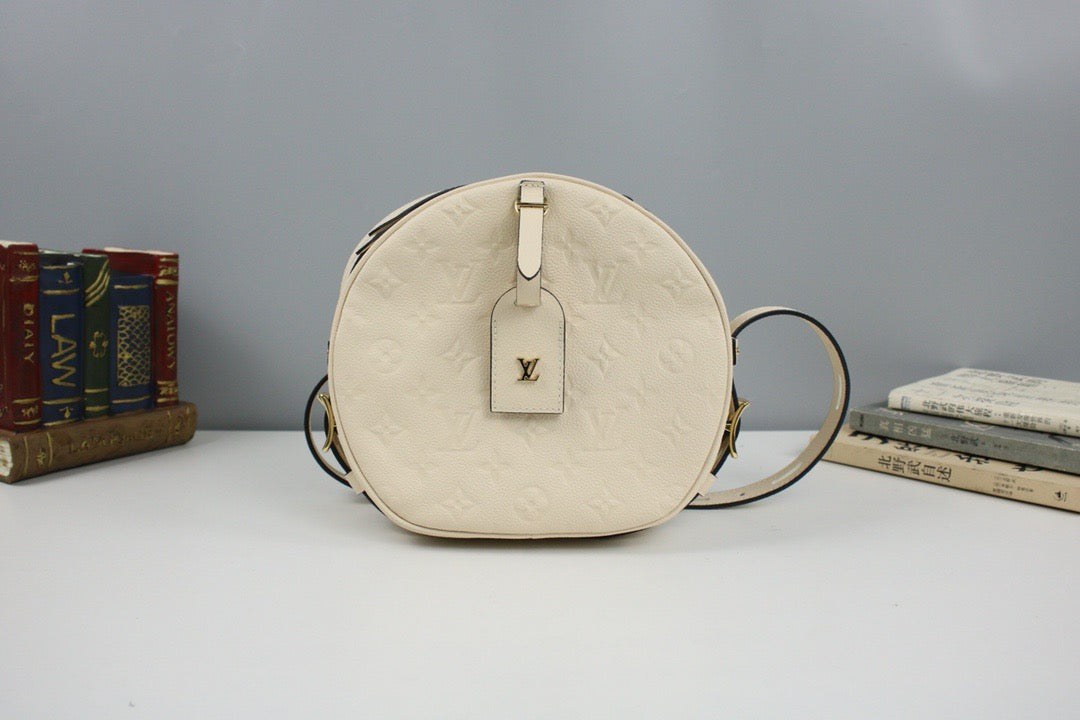 Bolsos negros y blanquecinos