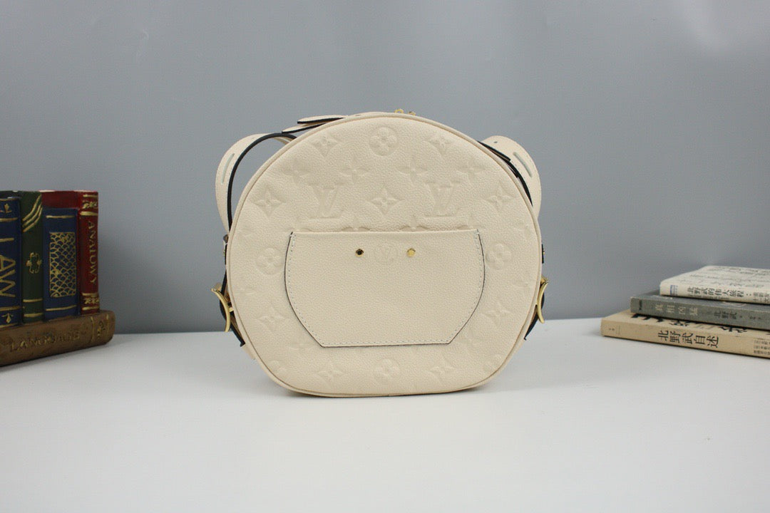 Bolsos negros y blanquecinos