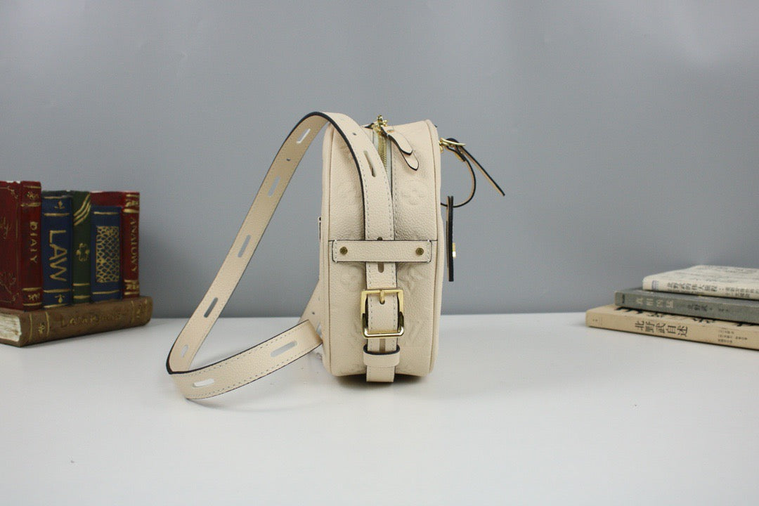 Bolsos negros y blanquecinos