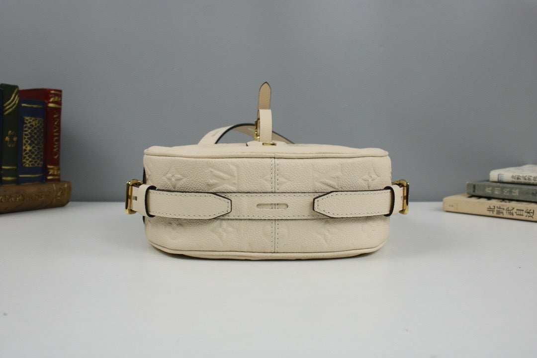 Bolsos negros y blanquecinos