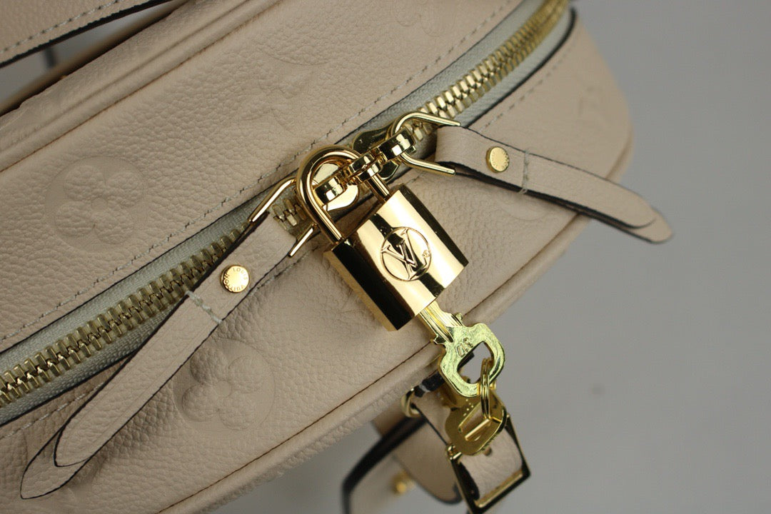Bolsos negros y blanquecinos