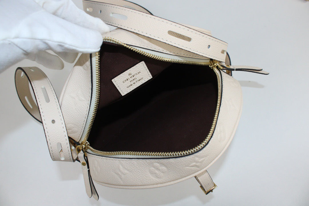Bolsos negros y blanquecinos