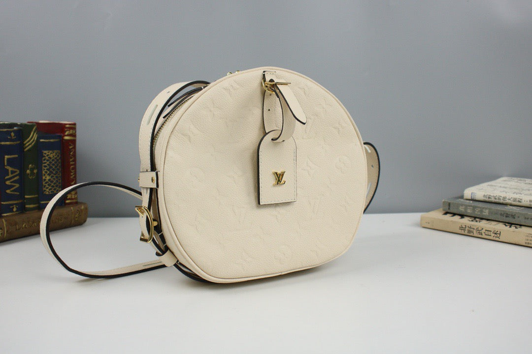 Bolsos negros y blanquecinos