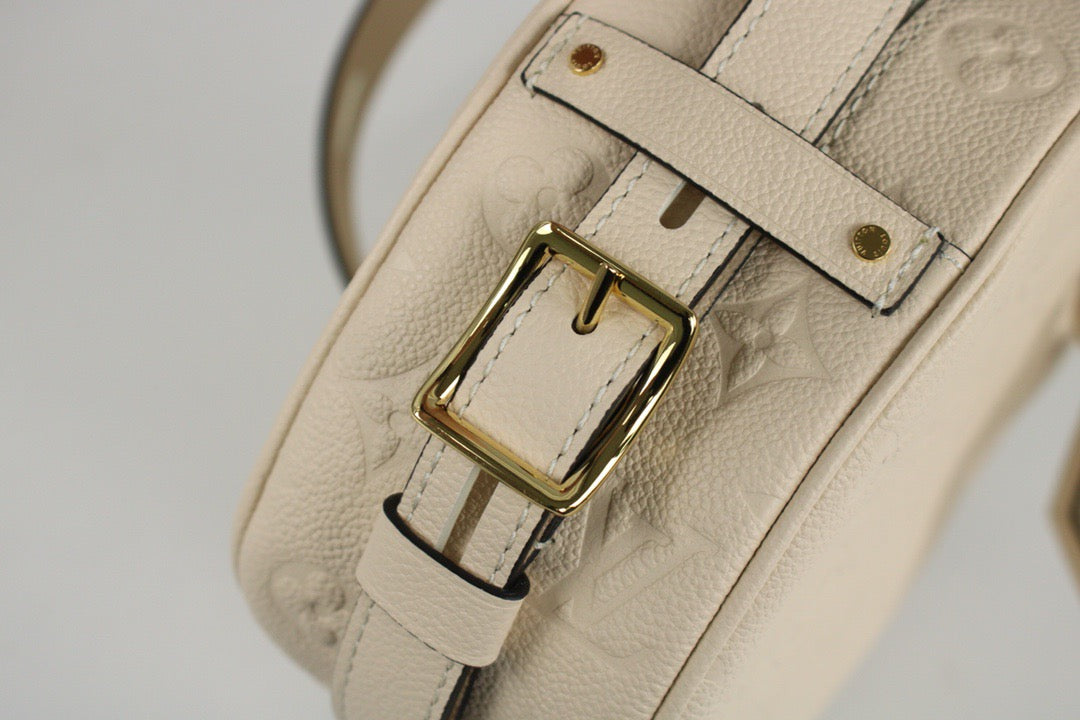 Bolsos negros y blanquecinos