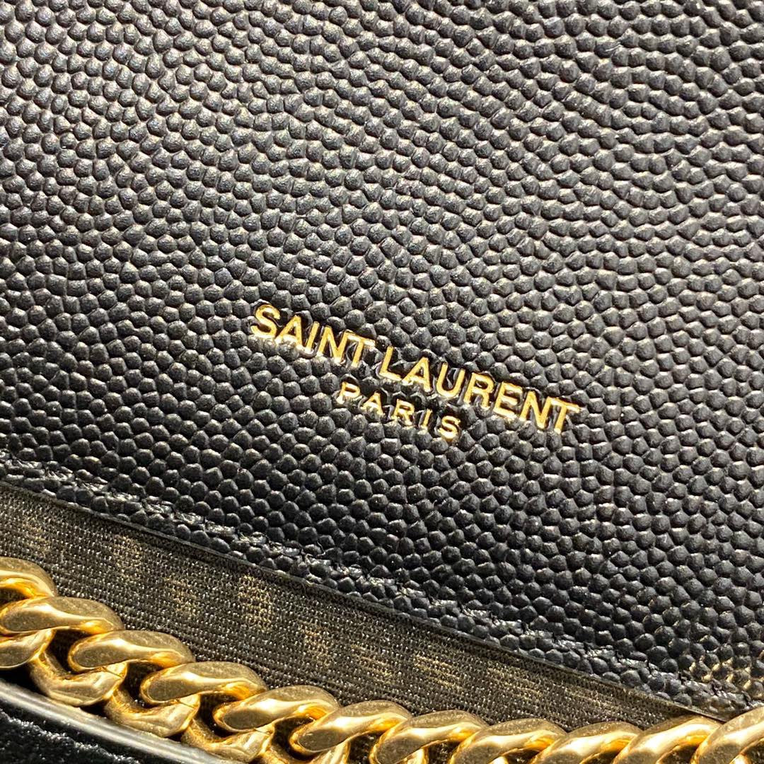 Bolsos negros, granates y blanquecinos