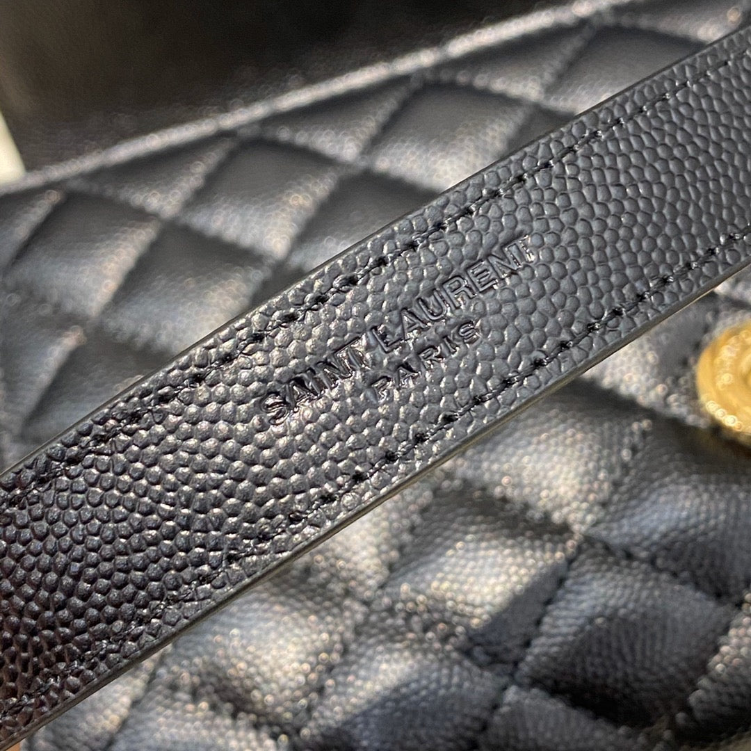 Bolsos negros, granates y blanquecinos