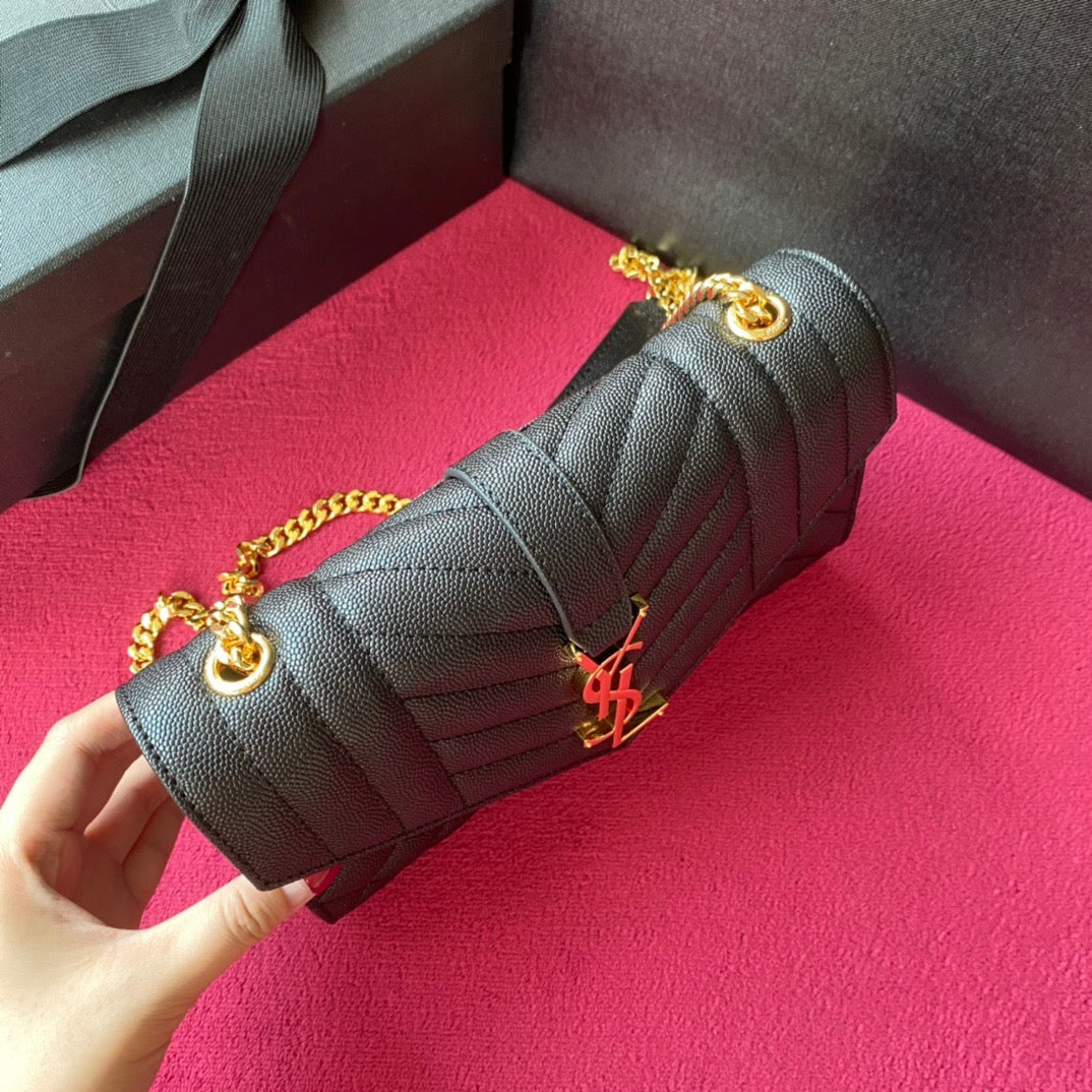 Bolsos negros, granates y blanquecinos