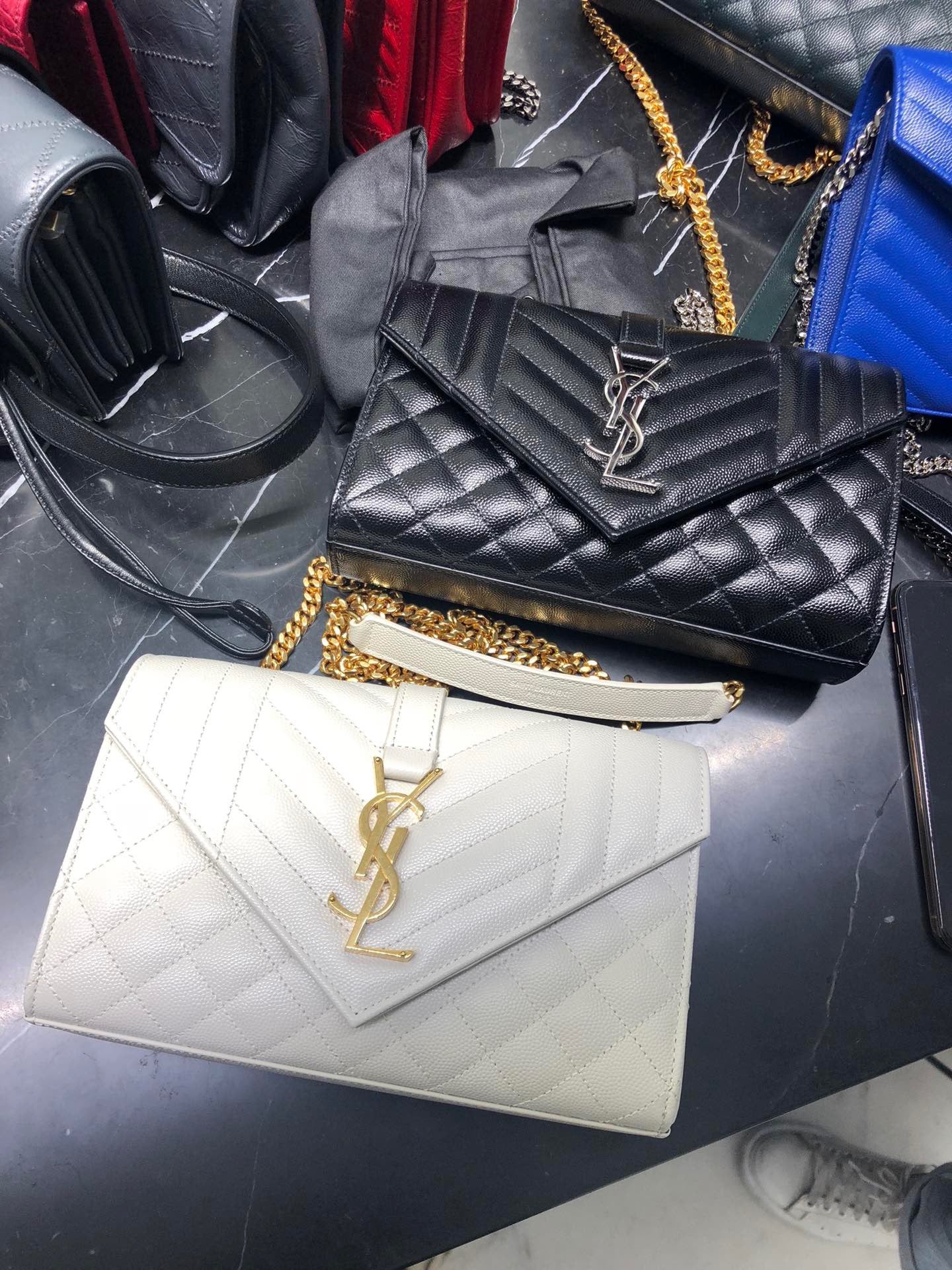 Bolsos negros, granates y blanquecinos