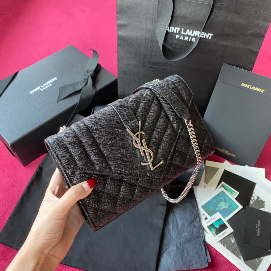 Bolsos negros, granates y blanquecinos