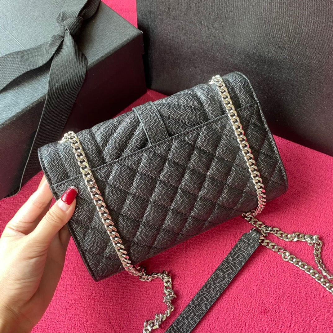 Bolsos negros, granates y blanquecinos
