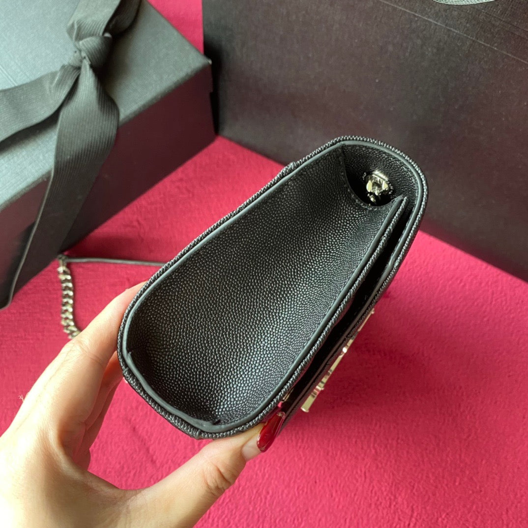 Bolsos negros, granates y blanquecinos
