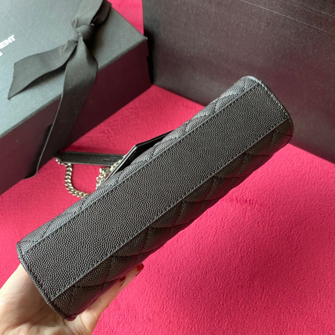 Bolsos negros, granates y blanquecinos