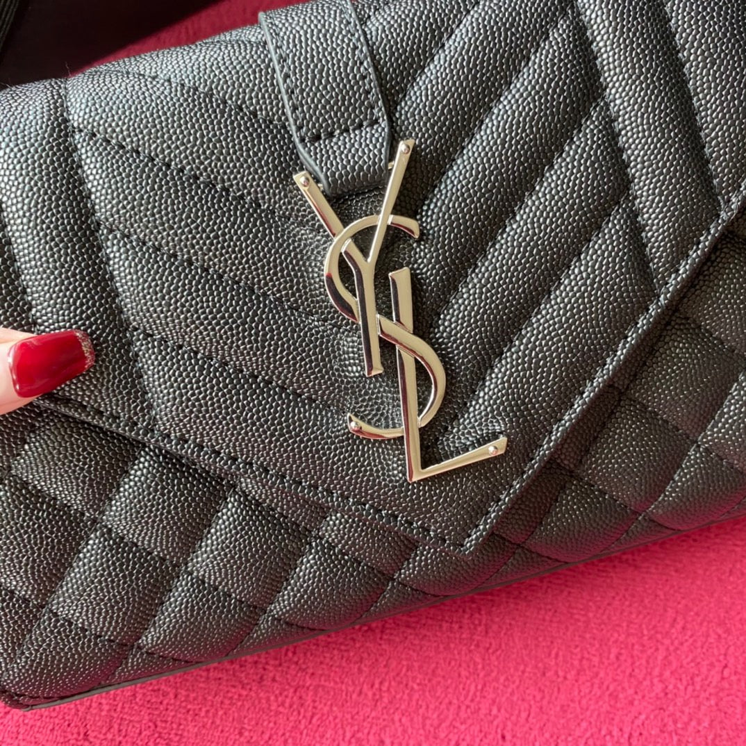 Bolsos negros, granates y blanquecinos