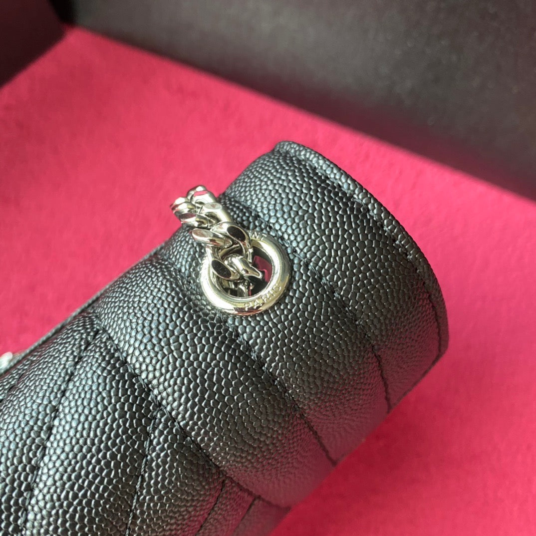 Bolsos negros, granates y blanquecinos