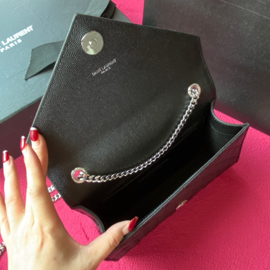 Bolsos negros, granates y blanquecinos