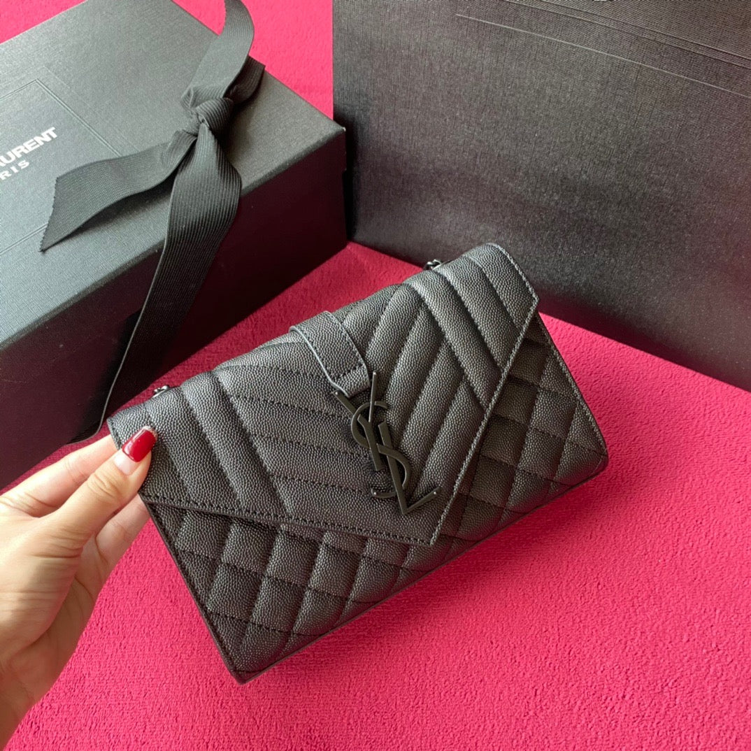 Bolsos negros, granates y blanquecinos