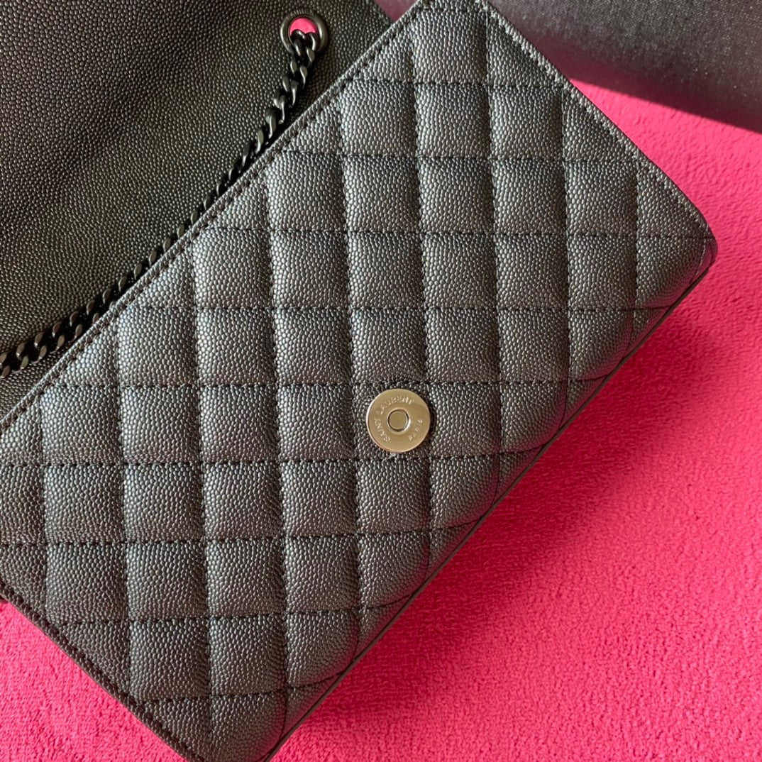 Bolsos negros, granates y blanquecinos