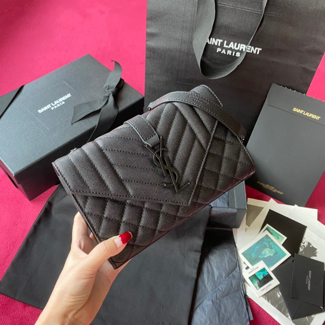 Bolsos negros, granates y blanquecinos