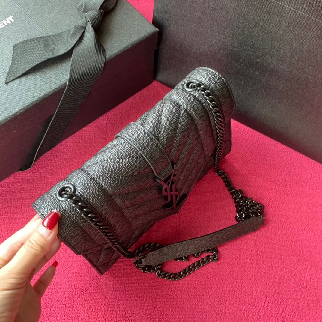 Bolsos negros, granates y blanquecinos