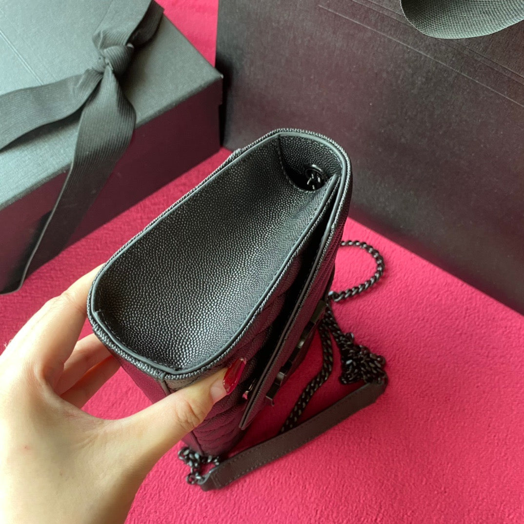 Bolsos negros, granates y blanquecinos
