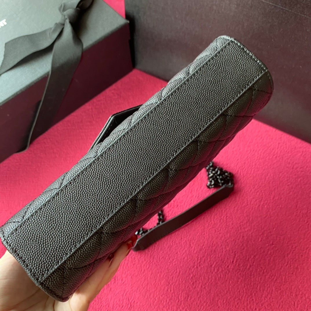 Bolsos negros, granates y blanquecinos