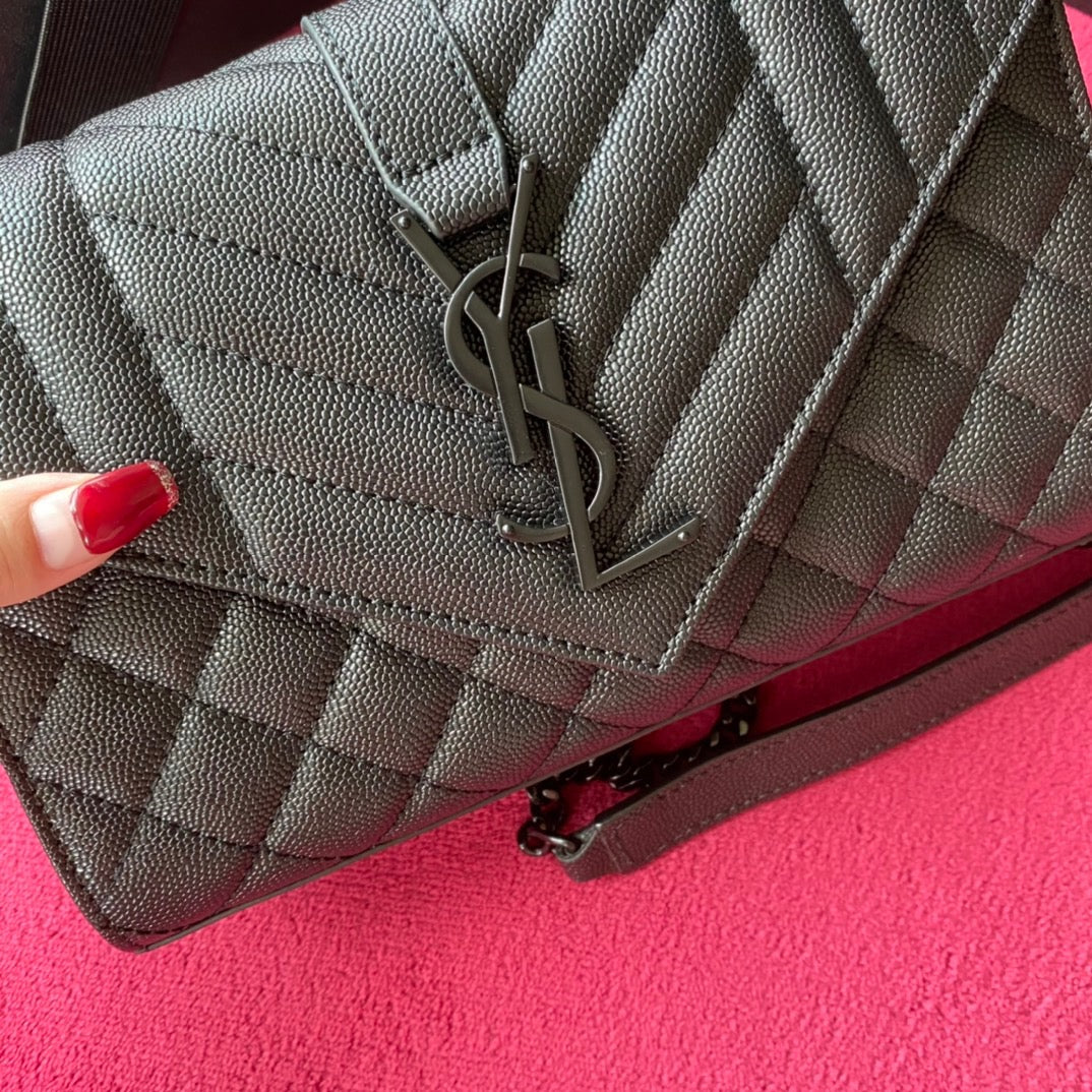Bolsos negros, granates y blanquecinos