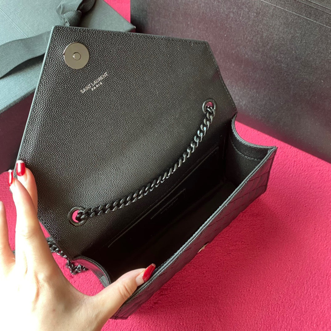 Bolsos negros, granates y blanquecinos