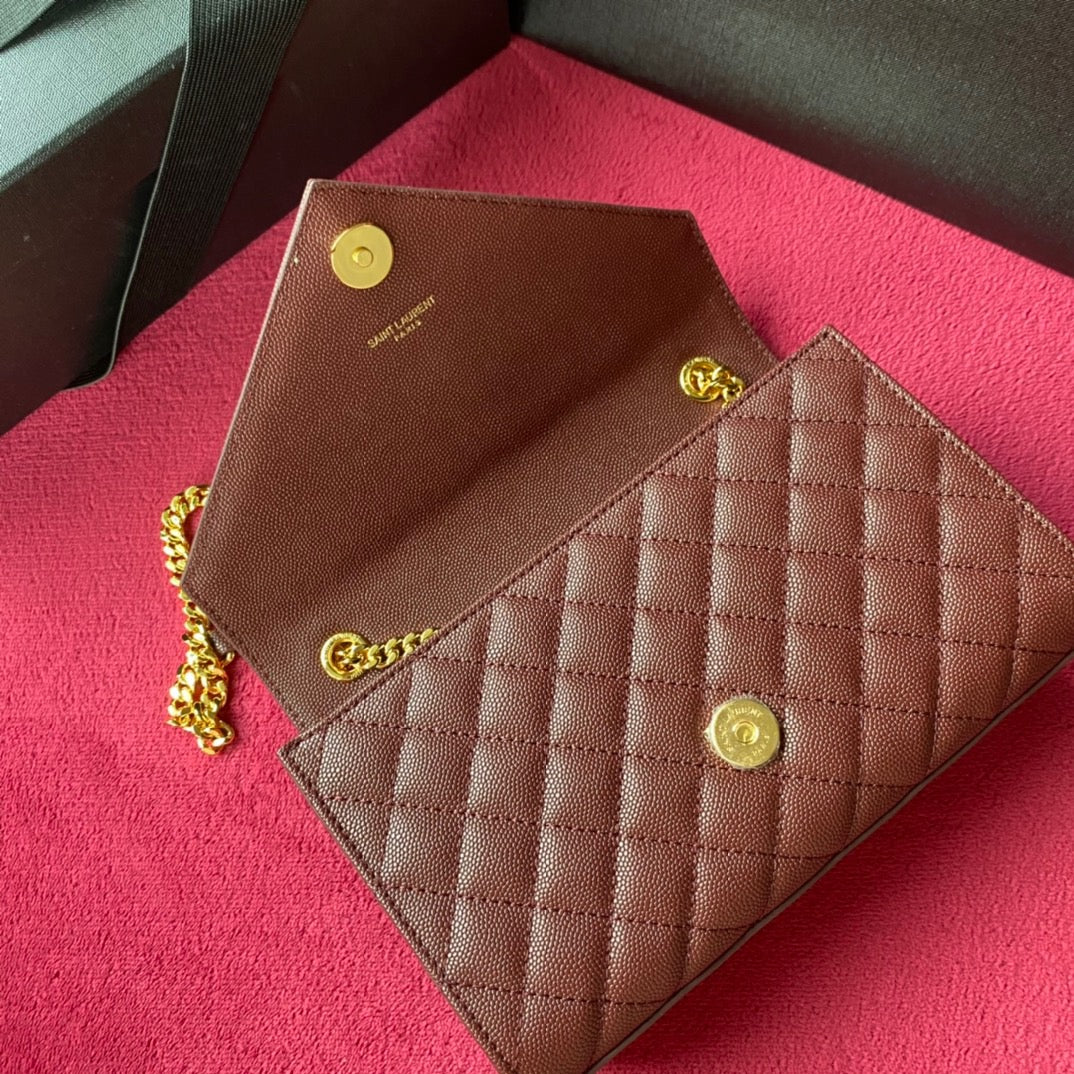 Bolsos negros, granates y blanquecinos