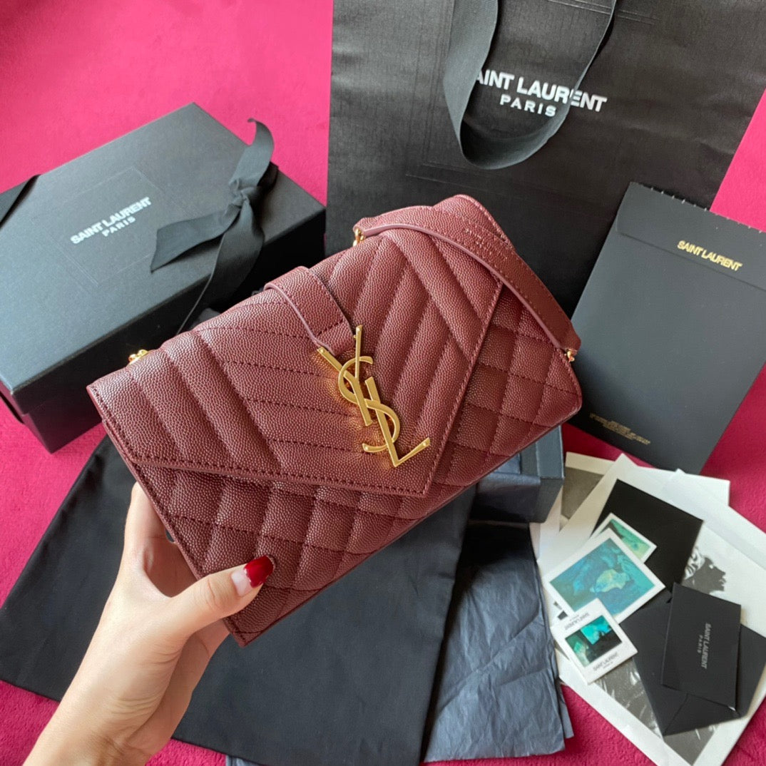 Bolsos negros, granates y blanquecinos