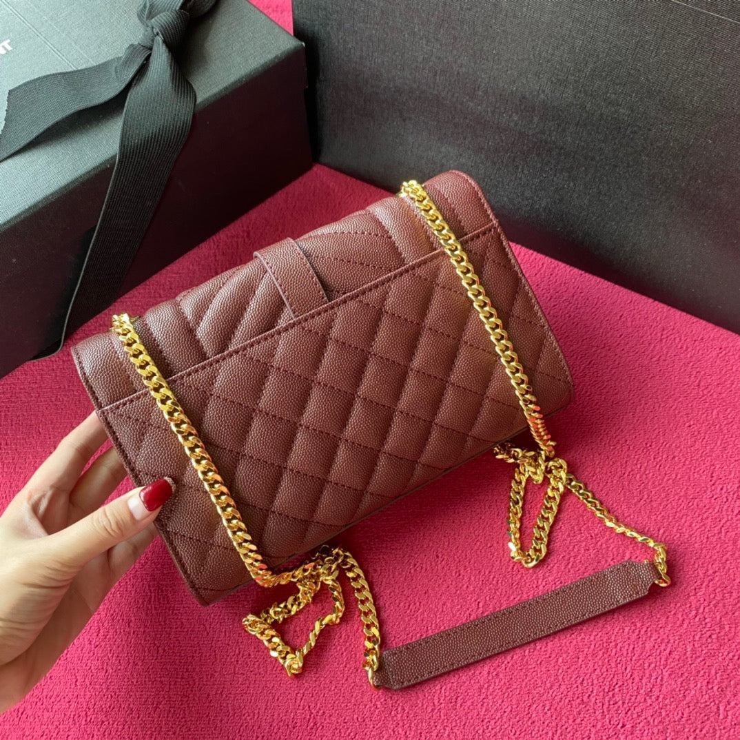Bolsos negros, granates y blanquecinos