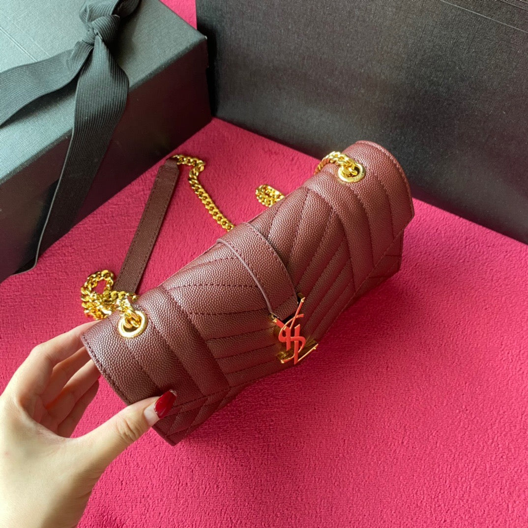 Bolsos negros, granates y blanquecinos