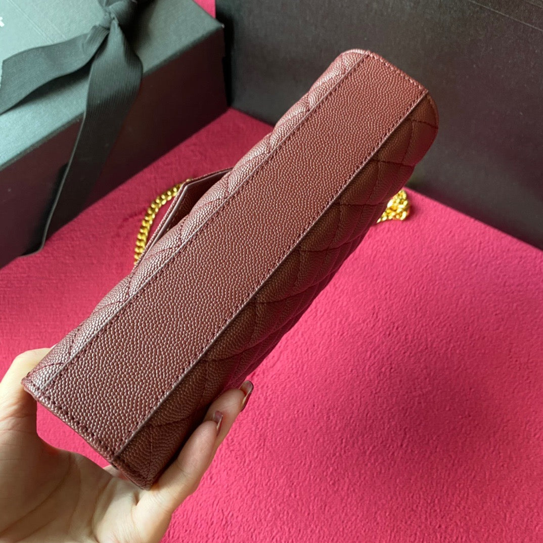 Bolsos negros, granates y blanquecinos