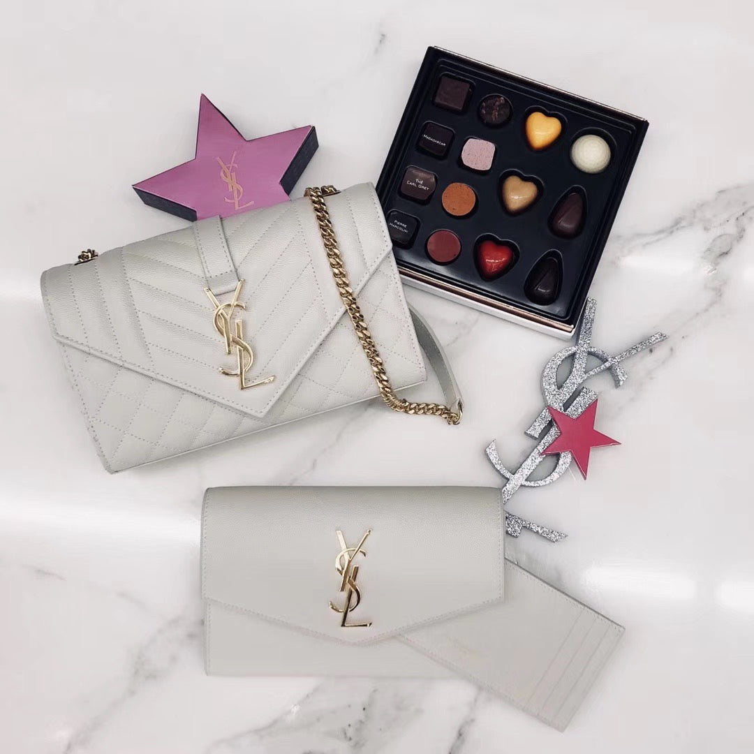 Bolsos negros, granates y blanquecinos
