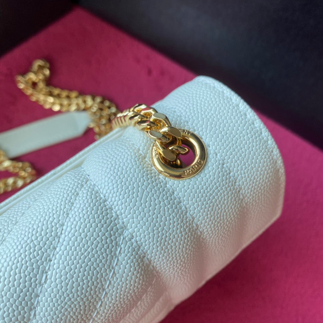 Bolsos negros, granates y blanquecinos