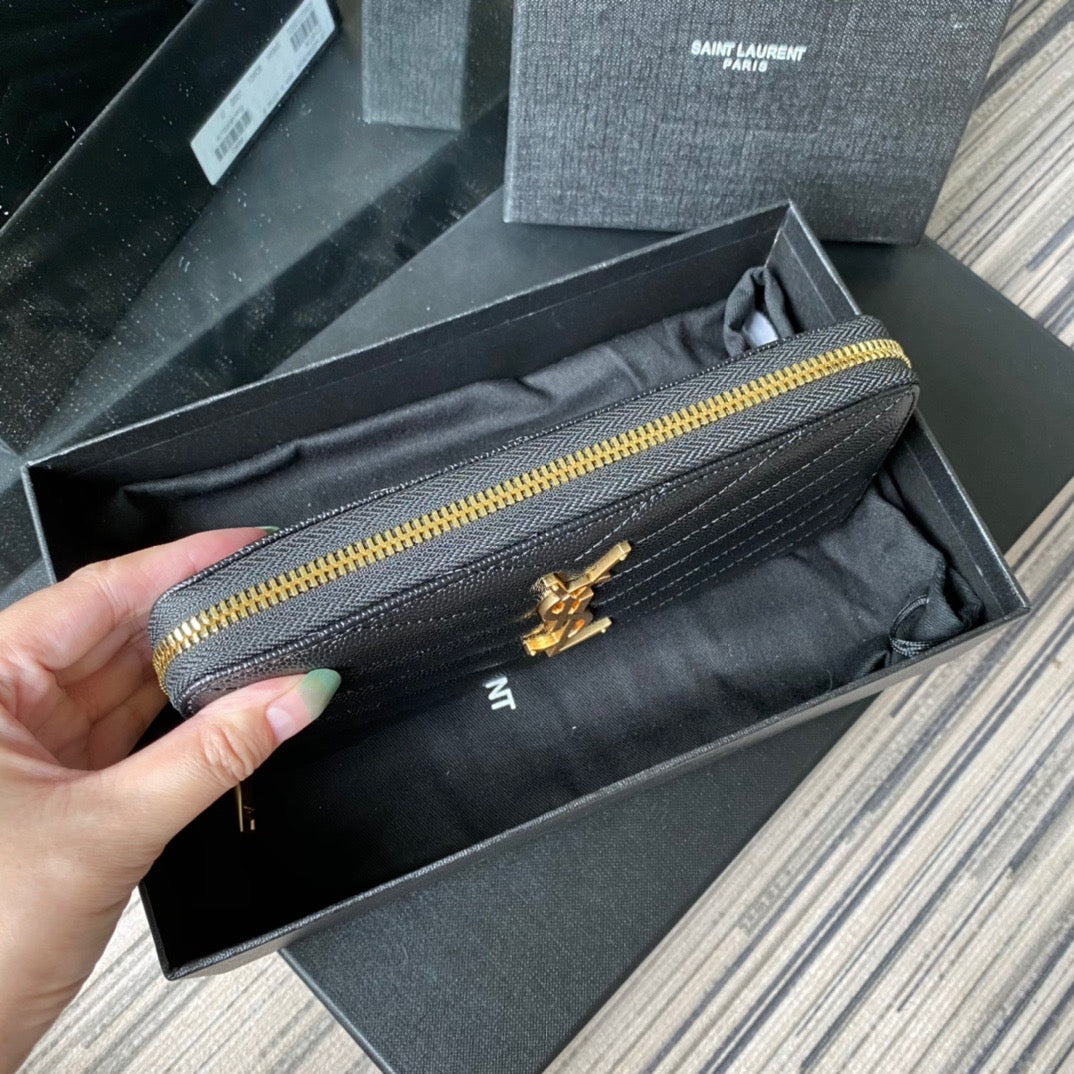 Bolsos negros, blanquecinos y rojos