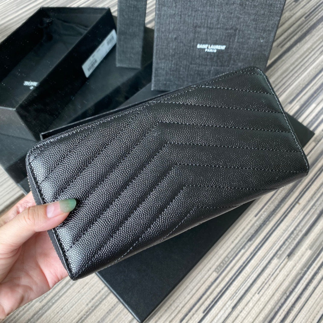 Bolsos negros, blanquecinos y rojos