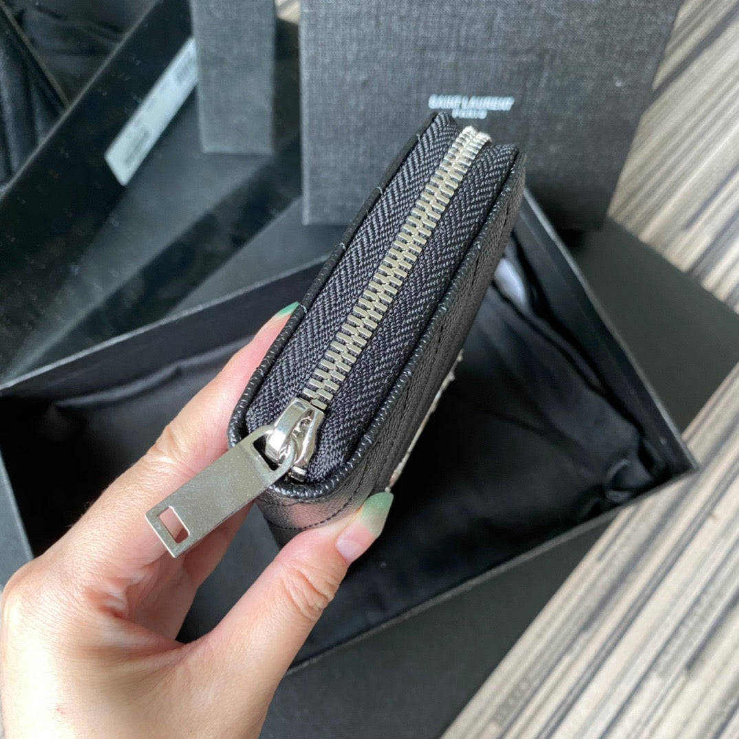 Bolsos negros, blanquecinos y rojos