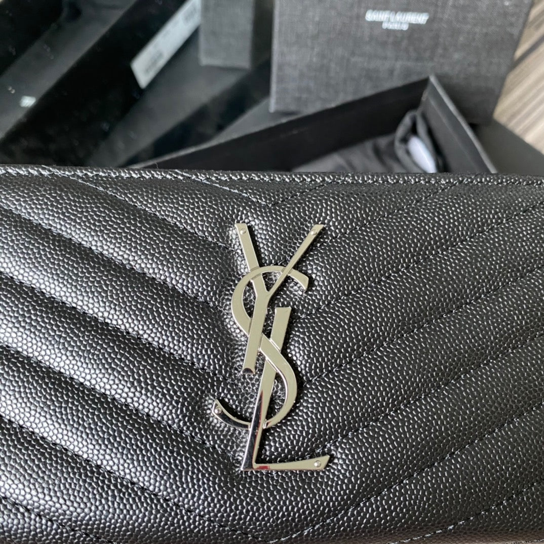 Bolsos negros, blanquecinos y rojos