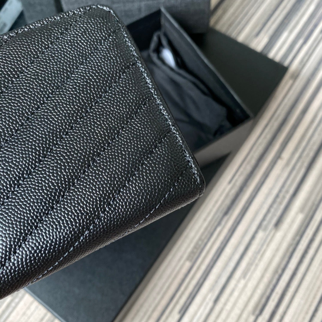Bolsos negros, blanquecinos y rojos
