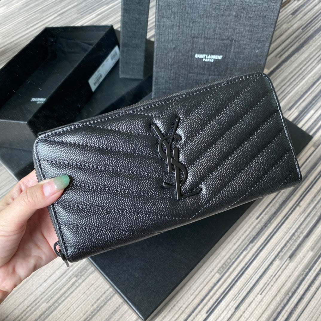 Bolsos negros, blanquecinos y rojos