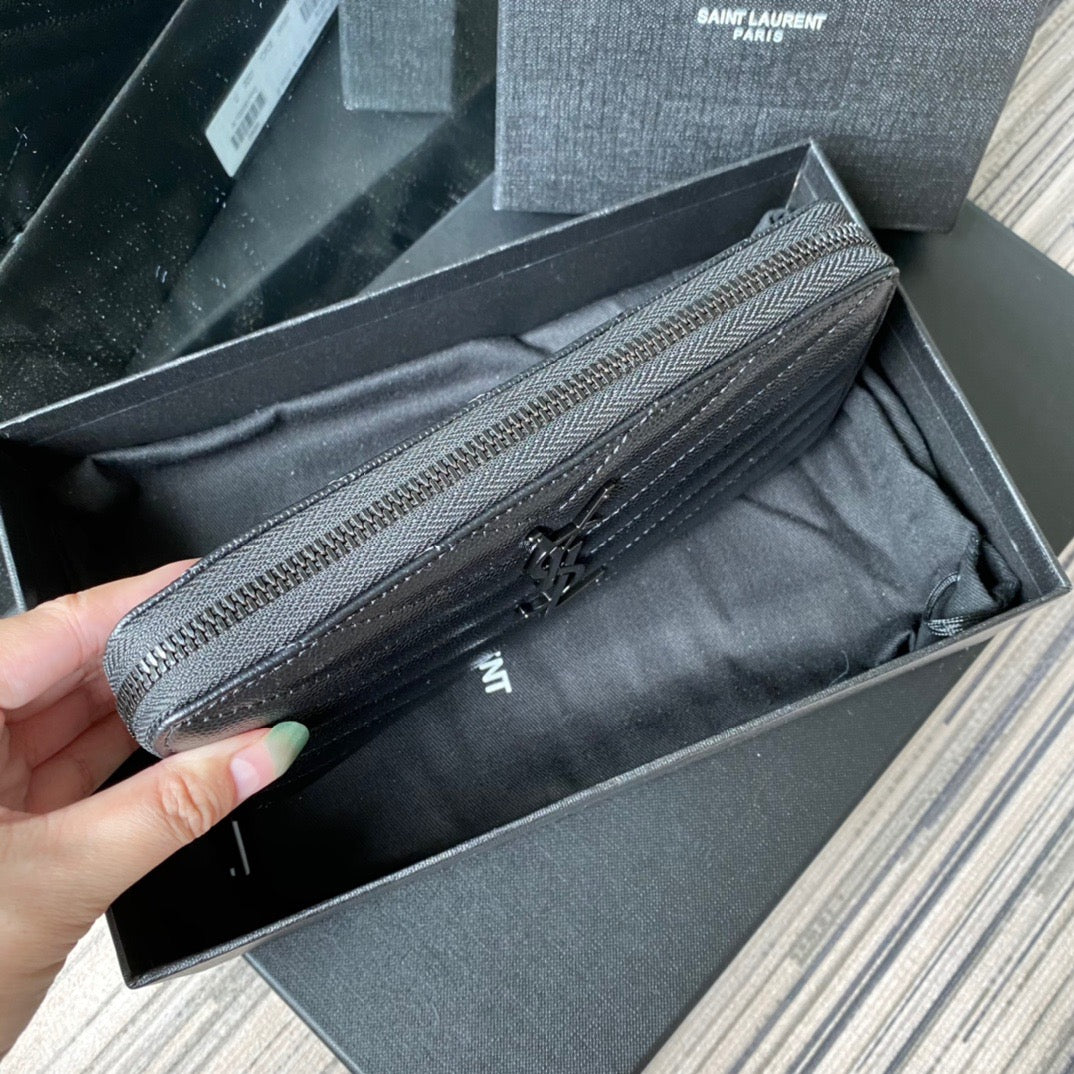 Bolsos negros, blanquecinos y rojos