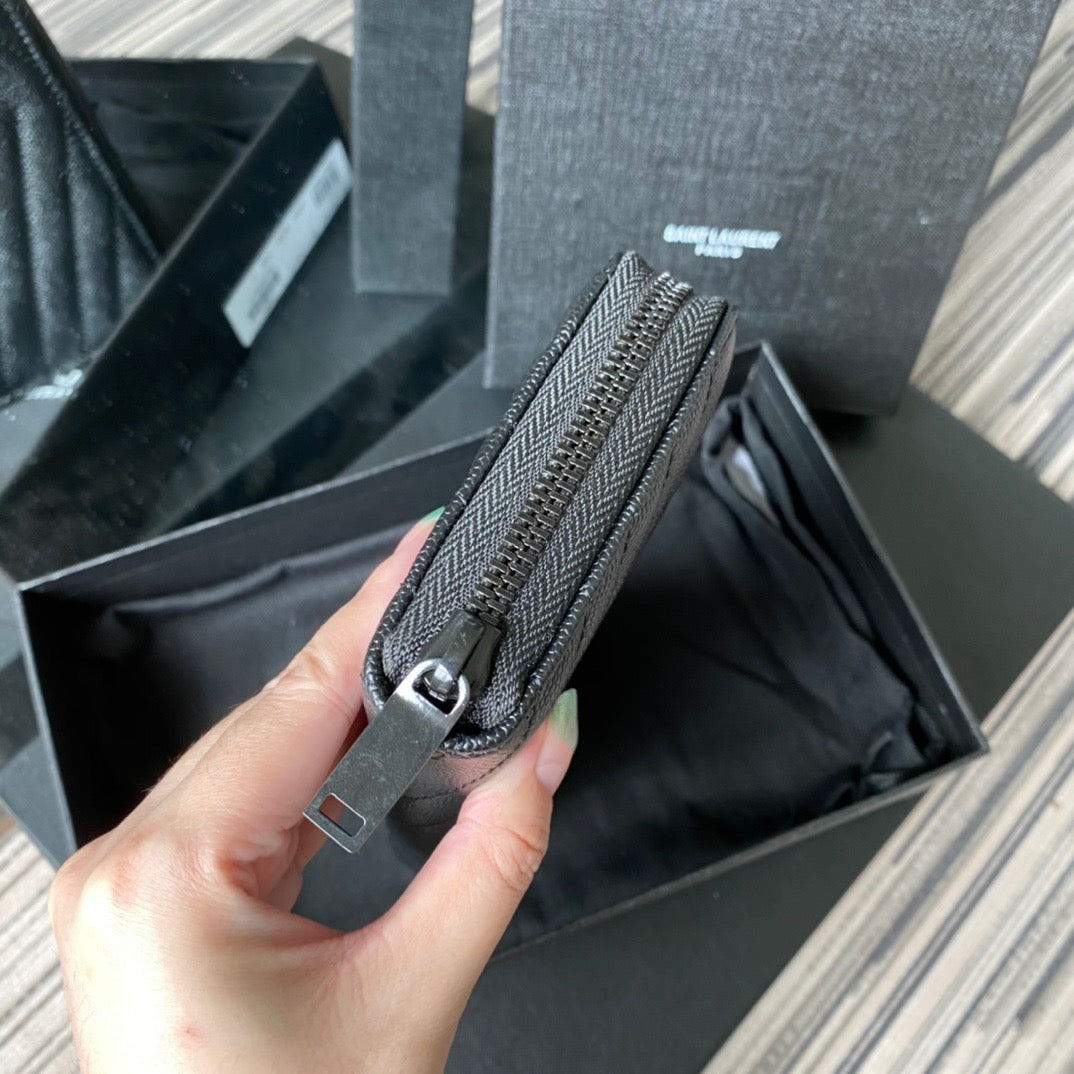 Bolsos negros, blanquecinos y rojos