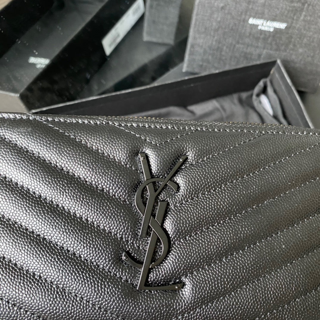 Bolsos negros, blanquecinos y rojos