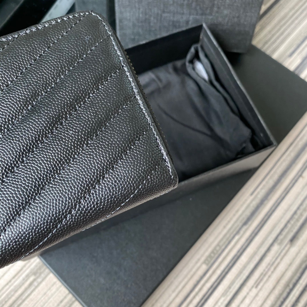 Bolsos negros, blanquecinos y rojos