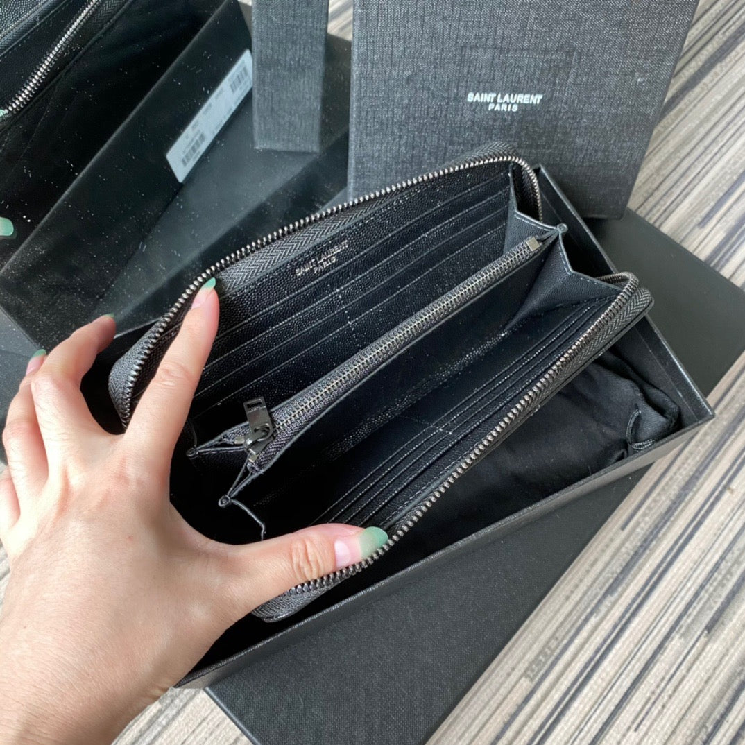 Bolsos negros, blanquecinos y rojos