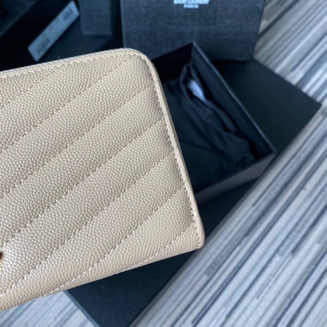 Bolsos negros, blanquecinos y rojos