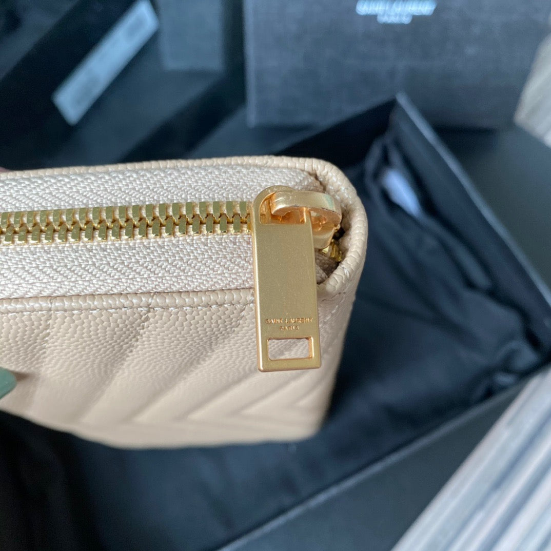 Bolsos negros, blanquecinos y rojos